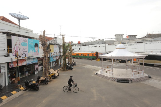 BELUM RAMPUNG: Disperkim Kota Madiun berencana memasang meja-kursi di kawasan wisata kuliner Jalan Bogowonto bulan ini. Atau menunggu pekerjaan fisik selesai dikerjakan OPD lain. (BAGAS BIMANTARA/JAWA POS RADAR MADIUN)