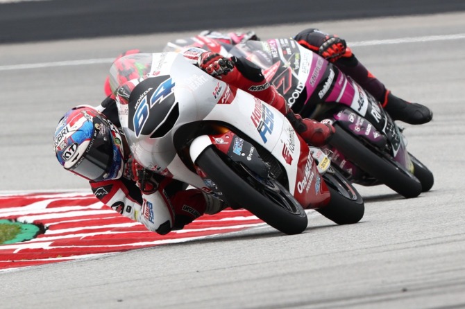 MELENGGANG: Mario Suryo Aji tampil gemilang di Moto3 Malaysia, kemarin (23/10). (HONDA TEAM ASIA)