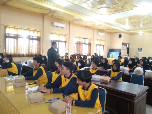 PEMBINAAN: Forum anak di Kota Madiun mengikuti kegiatan pelatihan public speaking yang digelar dinsos-PPPA setempat kemarin (18/10). (RAHMA DWI LESTARI/JAWA POS RADAR MADIUN)