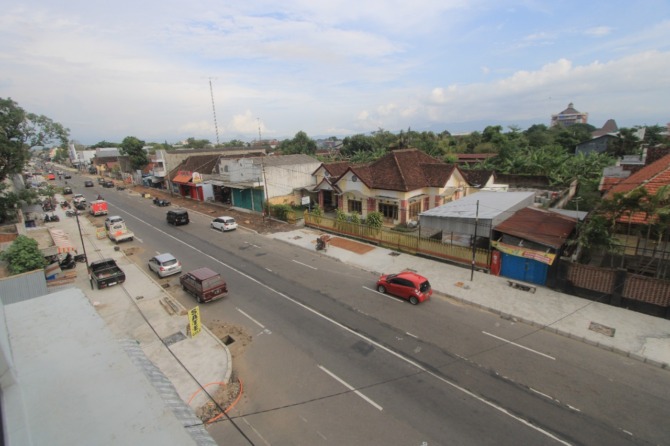 ON THE TRACK: Pedestrian di Jalan Urip Sumoharjo dilengkapi pekerjaan ducting kabel bawah tanah. (AJI PUTRA/JAWA POS RADAR PONOROGO)