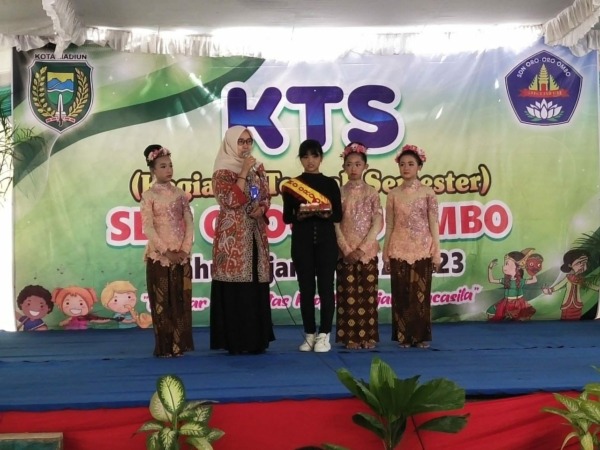 MERIAH: Siti Khotifah saat memberikan sambutan pada acara Gebyar Kreativitas Profil Pelajar Pancasila kemarin. (ABRIANTO WIBOWO/JAWA POS RADAR MADIUN)
