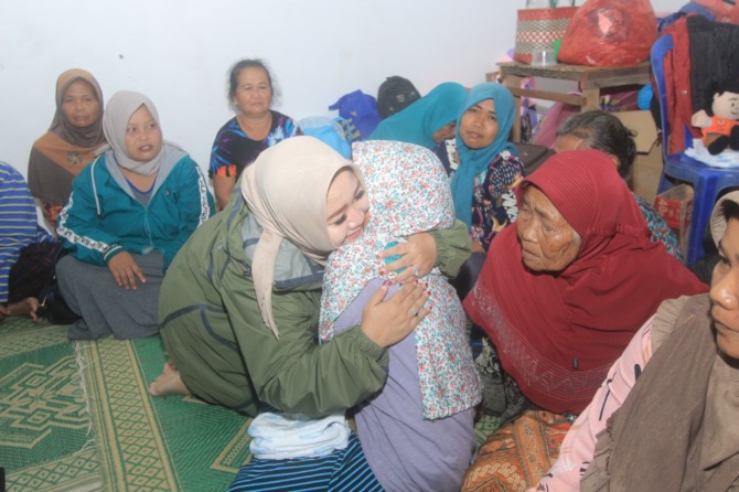 EMPATI: Wabup Ponorogo Lisdyarita memberi semangat dan motivasi kepada para pengungsi, pemkab pastikan seluruh kebutuhan tercukupi. (AJI PUTRA/JAWA POS RADAR PONOROGO)