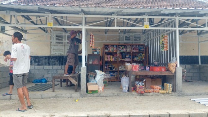 GERAK CEPAT: Sebagian pedagang Pasar Dungus mulai pindah dan berjualan di pasar darurat kemarin (24/10). (DIAN RAHAYU/JAWA POS RADAR MADIUN)