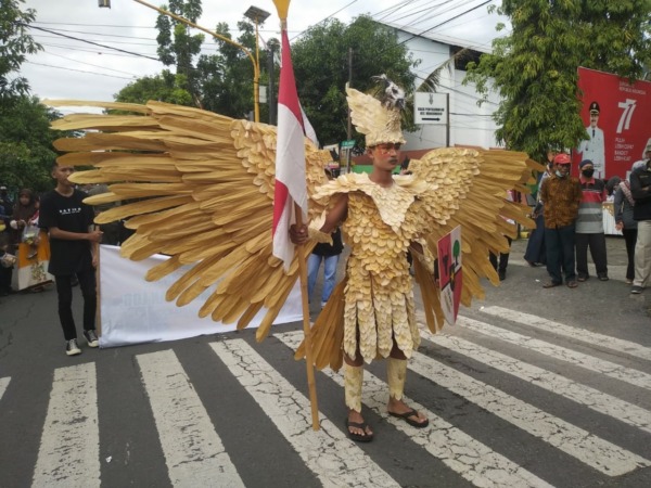 ANTUSIAS: Peserta jalan santai Hari Sumpah Pemuda ke-94 di Kecamatan Manguharjo tampil kreatif kemarin (26/10). (RAHMA DWI LESTARI/JAWA POS RADAR MADIUN)