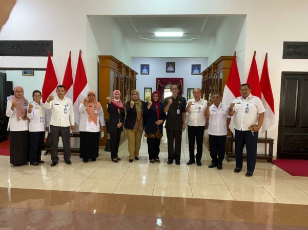 PENGABDIAN: Tim PPDM Unmer Madiun bersama Bupati Magetan Suprawoto dan jajaran kepala dinas usai FGD di Ruang Jamuan Pendapa Surya Graha.