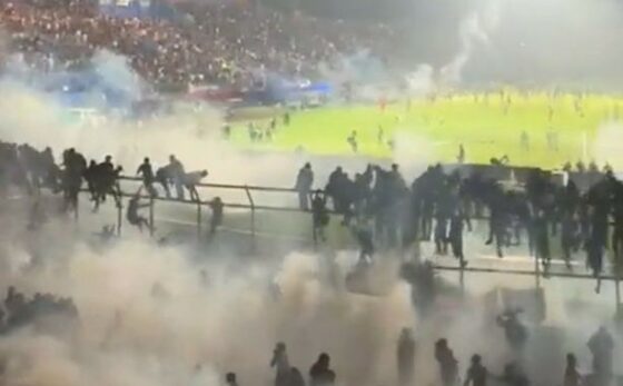 PERIH: Tembakan gas air mata yang mengarah ke tribun penonton di Stadion Kanjuruhan menjadi pemicu terjadinya desak-desakan orang untuk keluar dari dalam stadion melalui pintu-pintu yang ada. (Tangkapan layar)