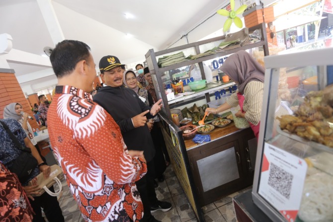 BELANJA: Penerapan QRIS dan e-parking di Pasar Sleko mendongkrak retribusi pendapatan daerah. (DOK RADAR MADIUN)