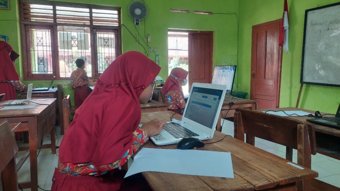SARANA KURANG: Suasana simulasi ANBK siswa SDN Dimong 3 Madiun yang dilaksanakan di SDN Sirapan 1, Kamis (6/10) lalu. (DIAN RAHAYU/JAWA POS RADAR CARUBAN)
