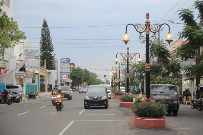 KIAN BENDERANG: PJU artistik mempercantik pemandangan Kota Madiun pada malam hari. Tahun ini, ratusan PJU tengah dan telah dipasang. (BAGAS BIMANTARA/JAWA POS RADAR MADIUN)
