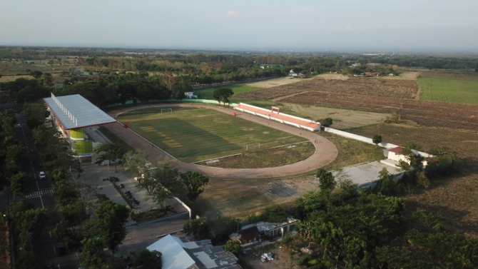 TELAN MILIARAN: Mulai 2019 hingga 2020 pemkab merogoh anggaran mencapai Rp 5,1 miliar untuk memoles Stadion Yosonegoro. (R BAGUS RAHADI/JAWA POS RADAR MAGETAN)