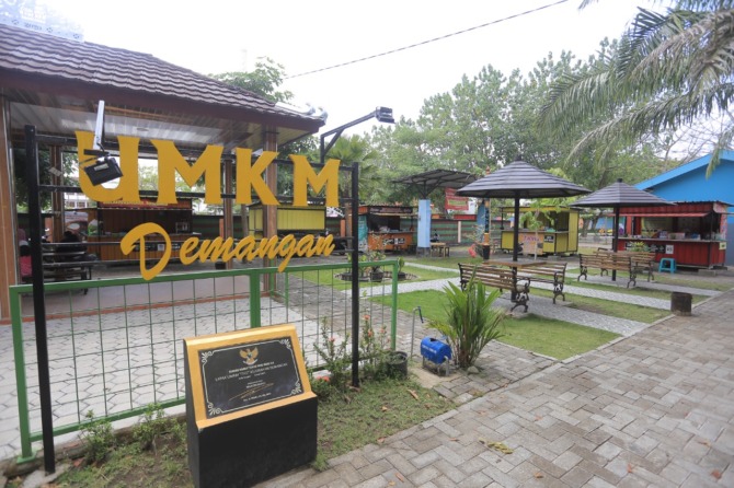 LENGKAP: Keberadaan lapak UMKM melengkapi fasilitas di Taman Hijau Demangan. (BAGAS BIMANTARA/JAWA POS RADAR MADIUN)
