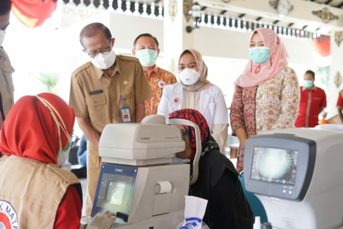 OPERASI GRATIS: Bupati Magetan Suprawoto meninjau proses pemeriksaan mata kepada pasien katarak sebelum dilakukan operasi gratis oleh Klinik Mata EDC Group di Pendapa Surya Graha, Senin (10/10). (ERIC WIBOWO/JAWA POS RADAR MAGETAN)