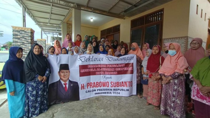 EMAK-EMAK: Kelompok Pengajian Musala Al-Hidayah Cempedak menggelar deklarasi dukungan untuk Prabowo Subianto sebagai presiden pada Pemilihan Umum (Pemilu) 2024. (ISTIMEWA)