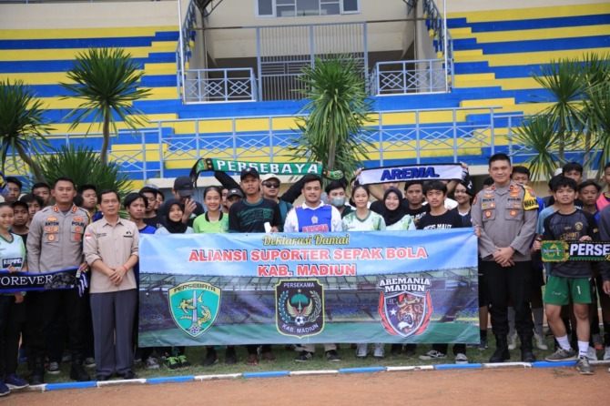 JABAT ERAT: Aksi deklarasi damai Aremania-Bonekmania Madiun pascatragedi Kanjuruhan yang digelar di GOR Pangeran Timoer, Kabupaten Madiun, Rabu (12/10). (ISTIMEWA)