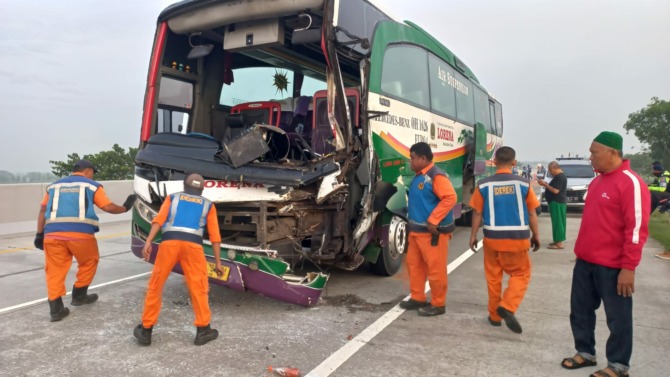 LAKA LANTAS: Bus Lorena jurusan Jakarta-Banyuwangi ringsek setelah menabrak bagian belakang truk bermuatan beras di jalur Tol Ngawi-Kertosono, Rabu (12/10). (ISTIMEWA)