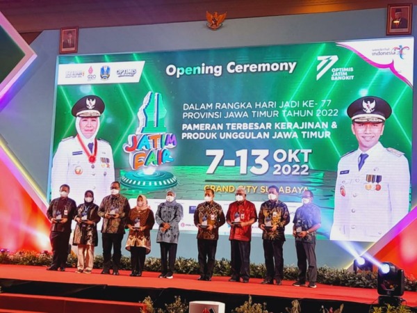 APRESIASI: PT Pertamina Patra Niaga Regional Jatimbalinus menerima penghargaan dari Gubernur Jatim Khofifah Indar Parawansa dalam kategori stan penggiat CSR terbaik saat pembukaan Jatim Fair 2022, Jumat (7/10) lalu. (ISTIMEWA)