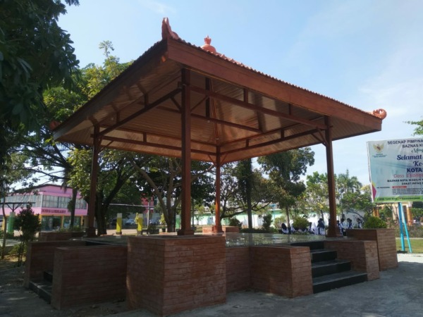 HAMPIR RAMPUNG: Pembangunan joglo di Taman Hijau Demangan, Taman, telah memasuki tahap finishing, Minggu (16/10). (RAHMA DWI LESTARI/JAWA POS RADAR MADIUN)