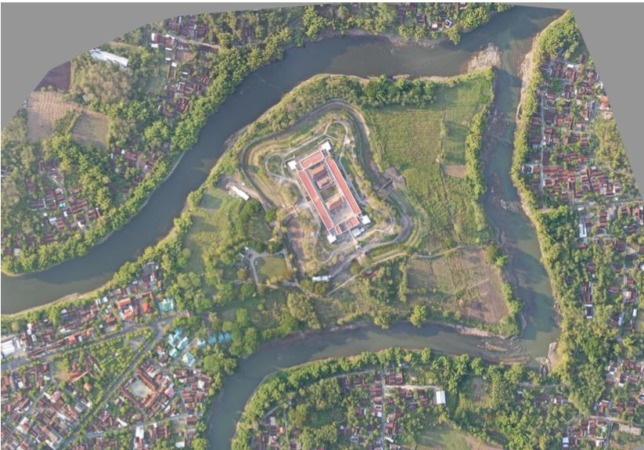 PUNYA NILAI SEJARAH: Kali Tempuk yang merupakan pertemuan aliran Bengawan Solo dan Bengawan Madiun masuk deliniasi Benteng Van den Bosch. (DOKUMEN JAWA POS RADAR NGAWI)