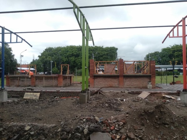 DIKEBUT: Fasilitas foodcourt di lapangan Mojorejo saat ini sedang proses pengerjaan. (RAHMA DWI LESTARI/RADAR MADIUN)