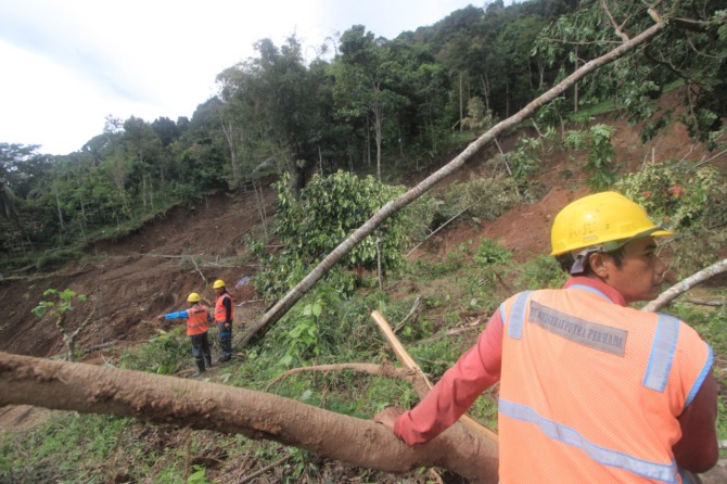 BELUM STABIL: Kondisi tanah di Gunung Banyon yang labil memicu longsor susulan dalam skala kecil Selasa lalu (25/10). (AJI PUTRA/JAWA POS RADAR PONOROGO)