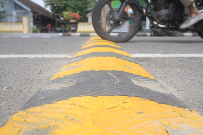 HATI-HATI: Dishub Ponorogo memasang speed bump di Jalan Baru dan HOS Cokroaminoto. (AJI PUTRA/JAWA POS RADAR PONOROGO)