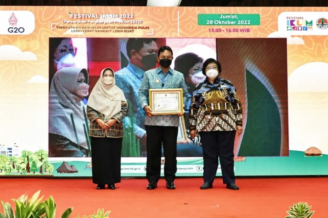 PENGHARGAAN: Wali Kota Madiun Maidi bersama Menteri LHK Siti Nurbaya Bakar usai penyerahan Piagam Apresiasi Pembinaan ProKlim Tingkat Kota, Jumat (28/10). (DISKOMINFO KOTA MADIUN FOR JAWA POS RADAR MADIUN)