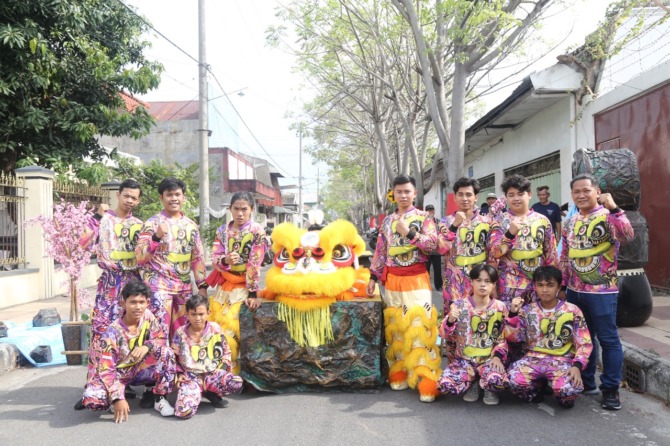 BERPRESTASI: Kelompok barongsai Xia Dragon and Lion Dance saat latihan di Jalan Barito kemarin. (BAGAS BIMANTARA/JAWA POS RADAR MADIUN)