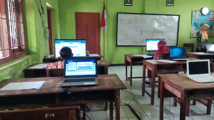 HARI KETIGA: Pelaksanaan ANBK di SDN Sirapan 1, Madiun, berlangsung lancar kemarin (26/10). (DIAN RAHAYU/JAWA POS RADAR MADIUN)