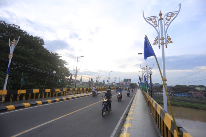 BARU DICAT: Jembatan Manguharjo terlihat lebih cantik setelah dicat ulang sebagai bagian dari pemeliharaan infrastruktur, Senin (21/11). (BAGAS BIMANTARA/JAWA POS RADAR MADIUN)