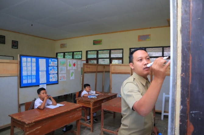 BELAJAR-MENGAJAR: Seorang guru tengah menerangkan mata pelajaran di kelas. (DOKUMEN JAWA POS RADAR PACITAN)