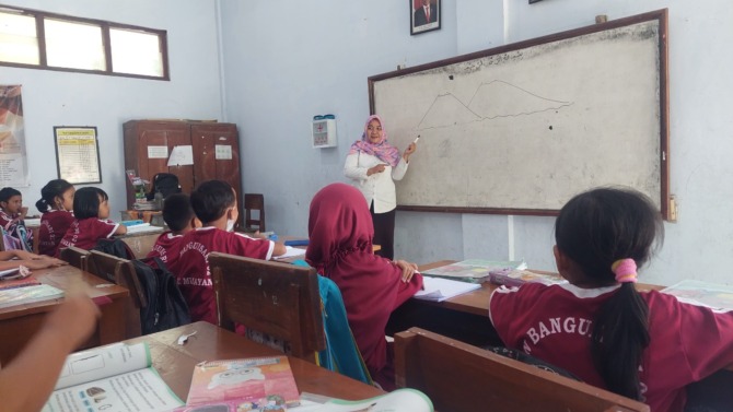 MENGAJAR: Ilustrasi guru mengajar di Kabupaten Madiun. (DIAN RAHAYU/RADAR MADIUN)