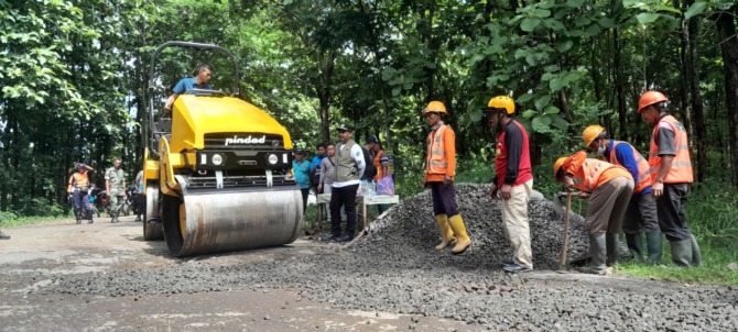 LIHAT KONDISI: Rombongan Bupati Ngawi Ony Anwar Harsono mengecek kondisi jalan di Kecamatan Karanganyar kemarin. (ASEP SYAEFUL BACHRI/JAWA POS RADAR NGAWI)