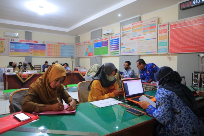 SELEKSI: Sejumlah warga mendatangi help desk KPU Pacitan untuk melamar sebagai calon anggota PPK, Selasa (29/11). (SUGENG DWI N./JAWA POS RADAR PACITAN)