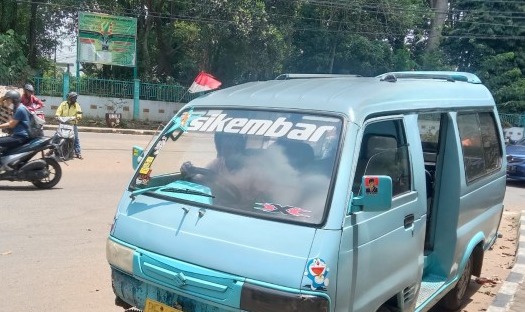 BERTAHAN: Berbeda dengan angkot dan angdes, moda transportasi bus masih mudah dijumpai masyarakat. (DIAN RAHAYU PANGASTUTI/JAWA POS RADAR CARUBAN)