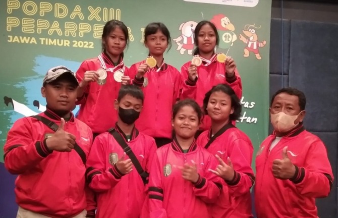 BERPRESTASI: Djonet foto bersama para atlet Kota Madiun dalam Peparpeda Jatim. (ISTIMEWA)