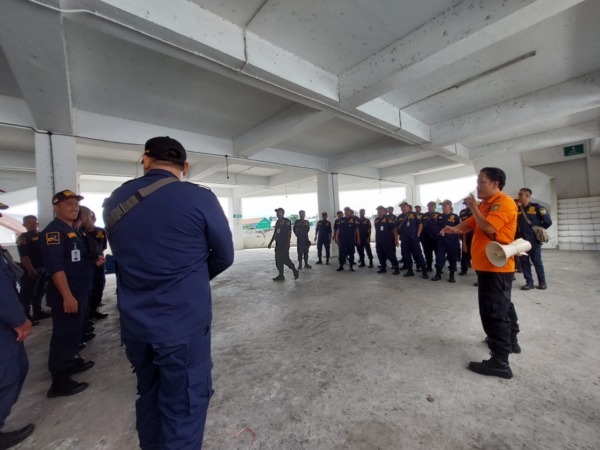IKHTIAR: BPBD Kota Madiun menyosialisasikan mitigasi bencana gempa bumi di Pasar Besar Madiun, Selasa (29/11). (ANGGIYAN BAYU/JAWA POS RADAR MADIUN)