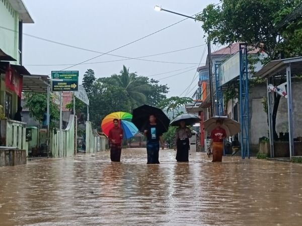 SETINGGI LUTUT: Banjir menggenangi jalan menuju ke Pondok Tremas dan sejumlah rumah warga di Kecamatan Arjosari kemarin (16/11) sore. (HENGKY RISTANTO/RADAR PACITAN)