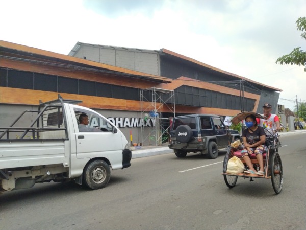 DIKELUHKAN: Suasana Maxy Gold Madiun di Jalan Mayjend Sungkono, kemarin (16/11). THM ini terancam ditutup lantaran diduga belum memenuhi izin serta melanggar aturan menjual minol. (ANGGIYAN BAYU/JAWA POS RADAR MADIUN)
