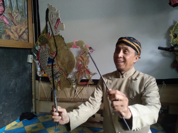 BERBAKAT: Bayu Sanjoyo saat menunjukkan kemampuannya mendalang. (RAHMA DWI LESTARI/JAWA POS RADAR MADIUN)