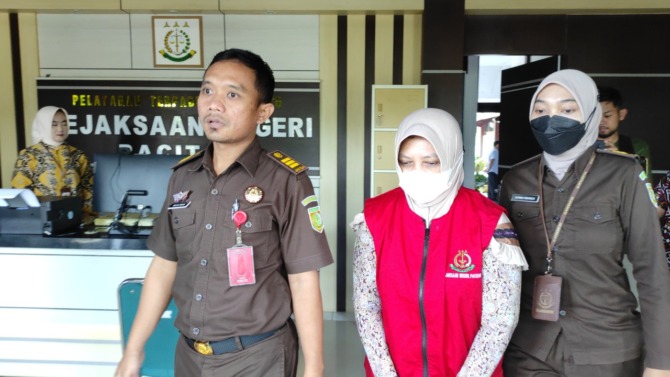 374: Tersangka kasus penggelapan dana koperasi Kodim 0801 Pacitan Endang Purwati digelandang masuk ke mobil tahanan oleh jaksa untuk kemudian ditahan di rutan kemarin (17/11). (HENGKY RISTANTO/RADAR PACITAN)