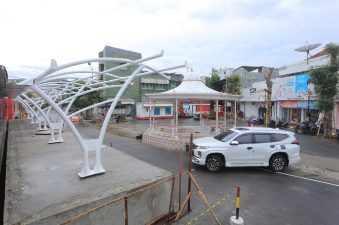 KEJAR TAYANG: Peron ala stasiun KA di kawasan wisata kuliner Jalan Bogowonto masih dikerjakan kemarin (13/11). (BAGAS BIMANTARA/JAWA POS RADAR MADIUN)
