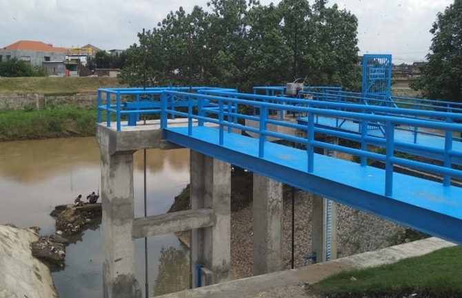 MASA PEMELIHARAAN: Pintu air Pancasila, Nambangan Lor, Manguharjo, mengarah langsung ke Bengawan Madiun. (RAHMA DWI LESTARI/JAWA POS RADAR MADIUN)