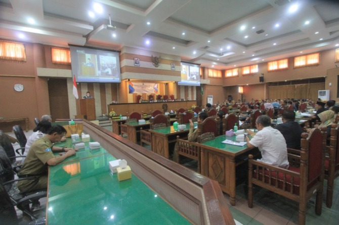 DEMI PERBAIKAN: Mayoritas fraksi kompak meminta pemkab konsisten merealisasikan anggaran mulai tahun depan dalam rapat paripurna kemarin. (AJI PUTRA/JAWA POS RADAR PONOROGO)