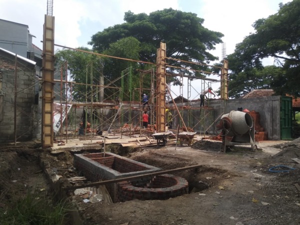 BERPROGRES: Proyek rehabilitasi TPS Jalan Kapten Saputro yang dikerjakan DLH Kota Madiun kemarin (14/11). (RAHMA DWI LESTARI/JAWA POS RADAR MADIUN)