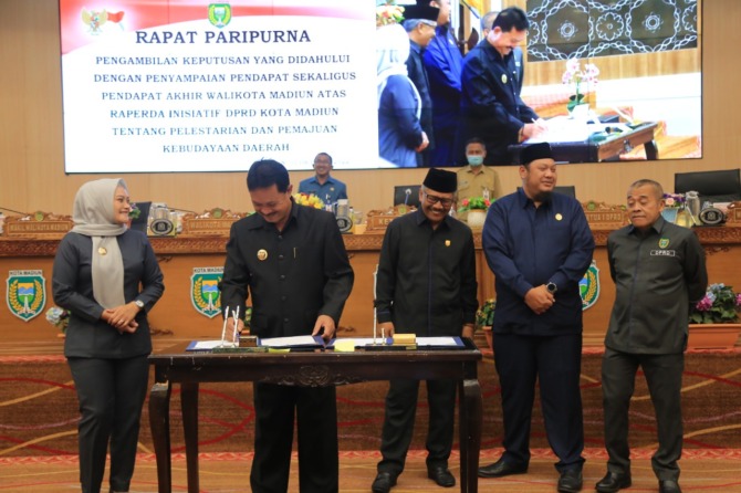 DISETUJUI: Wali Kota Madiun Maidi menandatangani perda inisiatif DPRD tentang Pelestarian dan Pemajuan Kebudayaan Daerah kemarin (31/10). (BAGAS BIMANTARA/JAWA POS RADAR MADIUN)