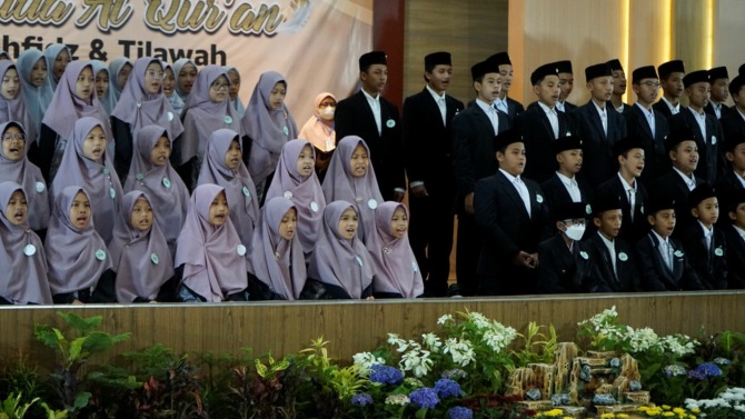 WISUDA: Prosesi wisuda Al-Quran MIT dan SMP IT Bakti Ibu. (MUHAMMAD AFFAN/RADAR MADIUN)
