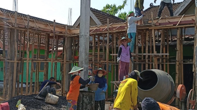 DEMI KELUARGA: Sejumlah ibu-ibu bekerja menjadi kuli bangunan di Desa/Kecamatan Pilangkenceng, kemarin (10/11). (ISTIMEWA)