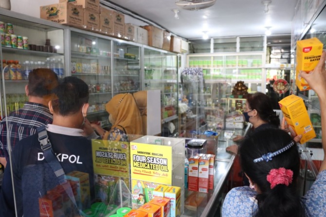 SIDAK: Petugas kepolisian, dinkes PPKB, dan IAI Cabang Kota Madiun menggelar sidak di sejumlah apotek (25/10). (HUMAS POLRESTA MADIUN FOR JAWA POS RADAR MADIUN)