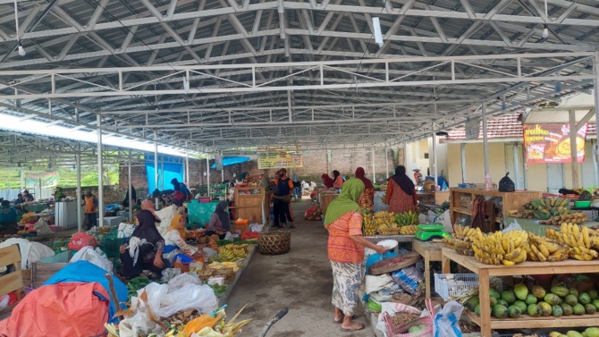 NORMAL: Susana pasar darurat di lahan eks kantor Kawedanan Dungus, kemarin (28/11). (DIAN RAHAYU/JAWA POS RADAR CARUBAN)