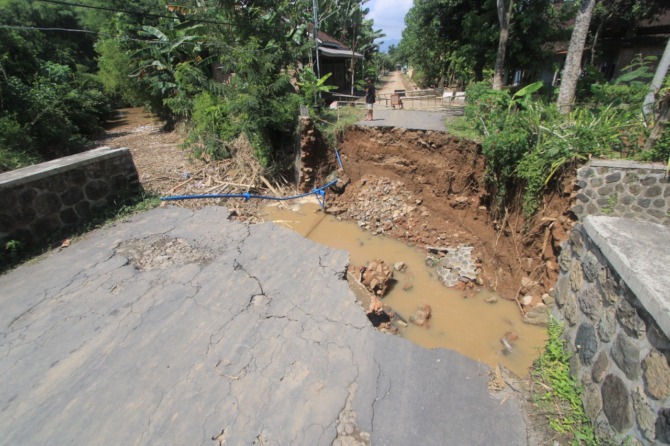 PUTUS TOTAL: Jembatan Kunti roboh usai diterjang derasnya luapan sungai yang tersumbat rumpun bambu. (AJI PUTRA/JAWA POS RADAR PONOROGO)